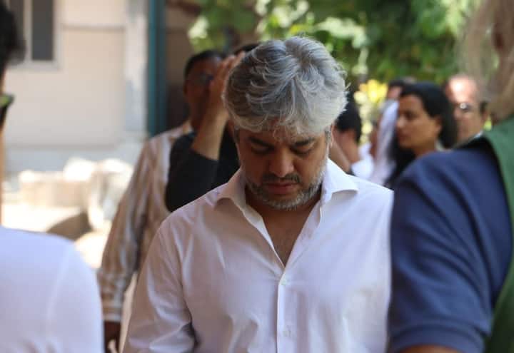 फिल्म निर्देशक शाद अली भी निखिल की मां को अंतिम विदाई देने पहुंचे.