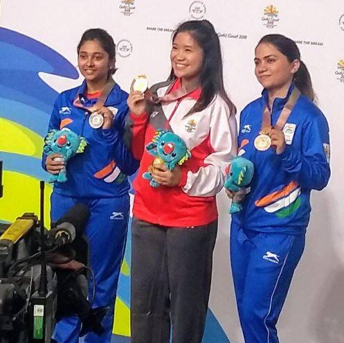 CWG 2018: शूटिंग में मेहुली घोष ने लगाया सिल्वर पर निशाना, अपूर्वी के हाथ लगा ब्रॉन्ज CWG 2018: Mehuli Ghosh gets the silver medal after the shoot off while Apurvi Chandela gets the bronze medal in 10m Air Rifle. CWG 2018: शूटिंग में मेहुली घोष ने लगाया सिल्वर पर निशाना, अपूर्वी के हाथ लगा ब्रॉन्ज
