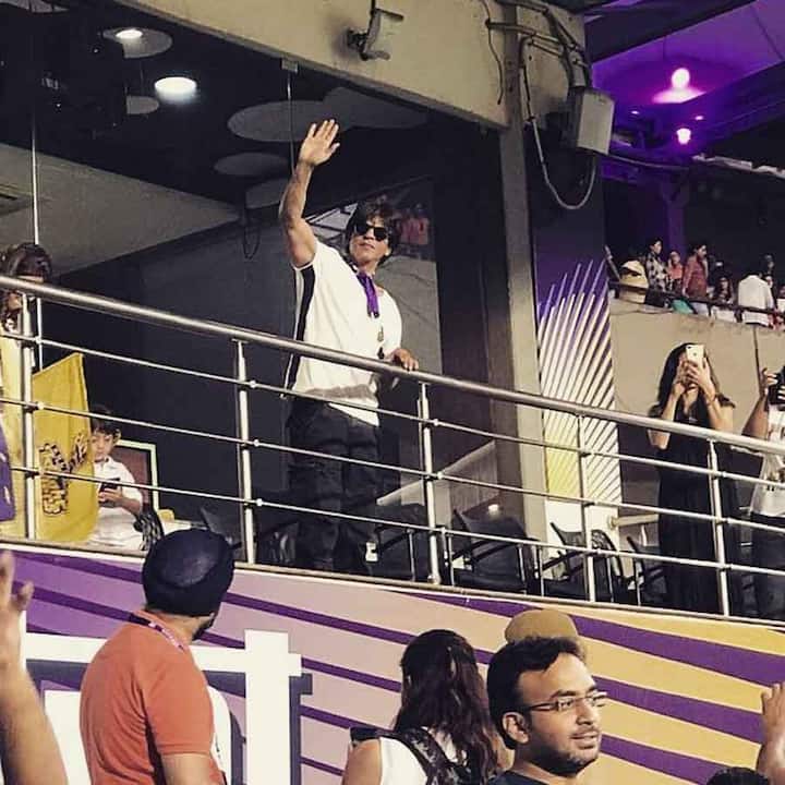 बता दें कि शाहरूख खान केकेआर टीम के को-ओनर हैं और अक्सर ही मैच के दौरान नज़र आते हैं.
