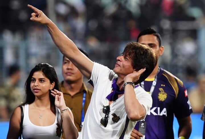 शाहरुख के साथ उनकी बेटी सुहाना खान ही नहीं बेटे अबराम भी थे. मैच के दौरान अबराम फोन पर बिजी दिखाई दिए.