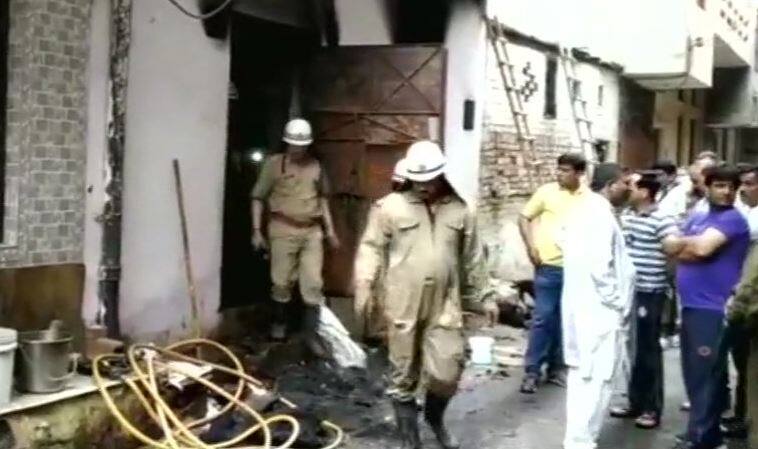 Fire broke out a godown in Delhis Sultanpuri Many dead दिल्ली: सुल्तानपुरी में जूता फैक्ट्री में भीषण आग, 4 मजदूर की झुलस कर मौत