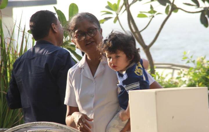 अब भला तैमूर भी क्या करें उनकी हर कोशिश नाकाम हो गई तो अब तो स्कूल जाना ही पड़ेगा. 