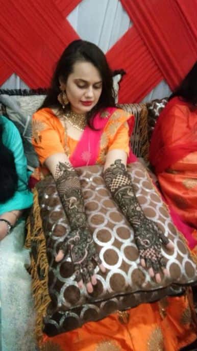 लाल-फिरोजी जोड़े में अतहर आमिर की हुईं टीना टाबी, कश्मीर की वादियों में रचाई शादी