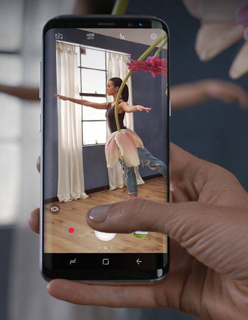  इस डिवाइस में 8 मेगापिक्सल का ऑटो-फोकस (एएफ) फ्रंट कैमरा है और 12 मेगापिक्सल का ड्यूअल पिक्सल कैमरा है. साथ की कंपनी ने इसमें खुद की मोबाइल पेमेंट सर्विस भी दी है. 