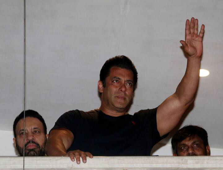 आपको बता दें कि सलमान जब जेल गए तो उनके फैंस को ये सब देखा नहीं गया. बड़ी संख्या में सलमान के फैंस जेल के बाहर आकर उनका समर्थन कर रहे थे वहीं मुंबई में उनके घर के बाहर भी फैंस की भारी भीड़ देखी गई.