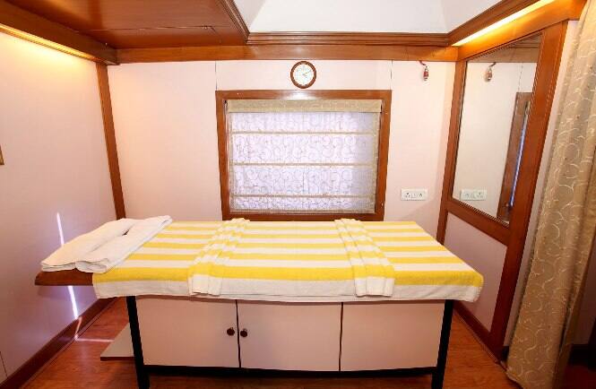 डेक्कन ओडिसी की इस ट्रेन में दो मल्टी-कुजीन रेस्तरां पेशवा I और पेशवा II भी मौजूद है जहां मेहमानों को शाही अंदाज में खाना खिलाया जाता है. 