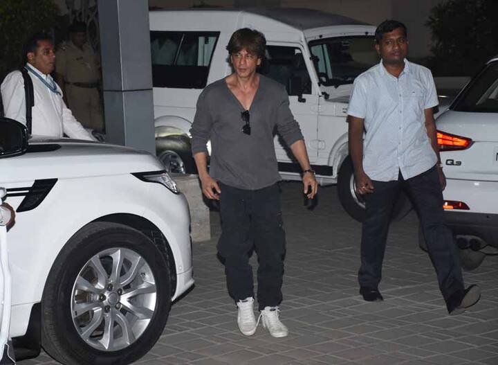 बता दें कि शाहरूख कोलकाता के ईडन गार्डन्स स्टेडियम में रविवार को कोलकाता नाइट राइडर्स बनाम रॉयल चैंलेंजर्स बेंगलोर के मैच को देखने पहुंचे थे. यहां उनके साथ पूरा परिवार था. (Photo: Manav Mangalani)