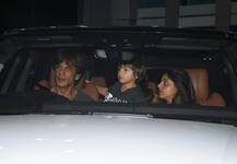 IPL मैच देखने के बाद अबराम और सुहाना के साथ कोलकाता से वापस लौटे SRK, देखें तस्वीरें