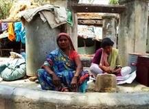15 सालों से \'कुंए\' को आशियाना बना रह रही है दलित महिला, आधार कार्ड पर पता है \'कुएं वाला घर\'