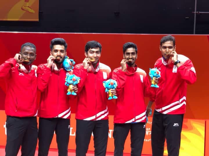 गोल्ड कोस्ट में चल रहे 21वें राष्ट्रमंडल खेलों में भारत के खिलाड़ी शानदार प्रदर्शन कर रहे हैं. आज छठा दिन है और रोजाना भारत की तरफ से कोई न कोई खिलाड़ी भारत के लिए मेडल लेकर आ रहा है. अभी तक भारतीय खिलाड़ियों ने राष्ट्रमंडल खेलों में 11 गोल्ड, 4 सिल्वर और 6 ब्रॉन्ज अपने नाम कर चुके हैं. वहीं अन्य खिलाड़ियों से भी आने वाले मैचों में बेहतर प्रदर्शन की उम्मीद है. तो आईए नजर डालते हैं कि किन खिलाड़ियों ने अपने कैटेगरी ने शानदार प्रदर्शन किया है. टेबल टेनिस पुरूष वर्ग में भारतीय टीम ने नाइजीरिया को 3-0 से हराकर स्वर्ण पदक पर कब्जा किया.