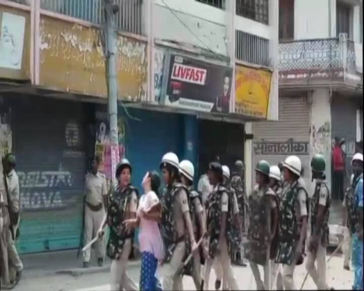 भारत बंद के दौरान गया में बड़ा हंगामा हुआ. उपद्रवियों को काबू में करने के लिए पुलिस ने लाठीचार्ज किया और आंसू गैस के गोले छोड़े. हंगामा कर रहे लोग पुलिस पर पत्थर फेंक रहे थे, जब पथराव ज्यादा बढ़ा तो पुलिस ने आंसू गैस के गोले छोड़े और हवाई फायरिंग भी की.