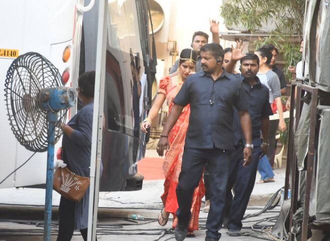 इन तस्वीरों में कैटरीना कैफ लाल साड़ी पहने नजर आ रही हैं. (Photos - Manav Manglani )