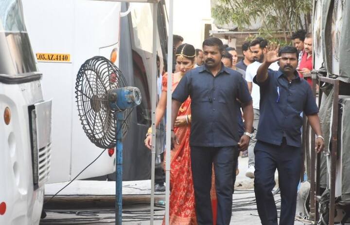 फिल्म में शाहरुख एक बौने की भूमिका में हैं. यह एक कहानी है, जो किसी के जीवन में खामियों के साथ जीना सिखाती है. फिल्म का टीजर 1 जनवरी को जारी हुआ था, जिसमें बौने शाहरुख नाचते हुए नजर आए थे. (Photos - Manav Manglani )
