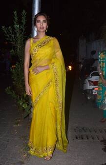 पीली साड़ी में बहन के कलेक्शन लॉन्च पर पहुंचीं ईशा गुप्ता, देखें तस्वीरें