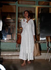 IN PICS: सादे लिबास में मां के साथ डिनर करने निकलीं अदिति राव हैदरी