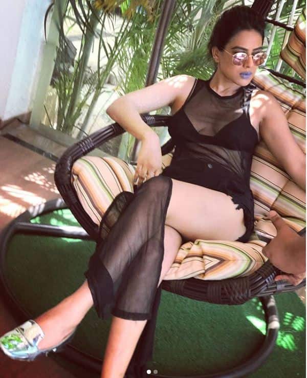 निया की लिपस्टिक का कलर और ड्रेस दोनों ही चंद लोगों को नहीं पसंद आया. हालांकि, कई लोग वहां निया की तारीफ करते भी नजर आए थे.