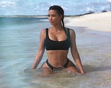 बीच के किनारे सन बाथ लेती हुई नजर आईं किम कर्दाशियां, तस्वीरें हुईं वायरल