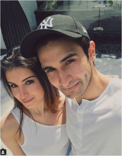 इस बात के सबूत तारा के इंस्टाग्राम अकाउंट से मिलते हैं कि वे लंबे समय से दिवंगत बॉलीवुड एक्टर विनोद मेहरा के बेटे रोहन मेहरा को डेट कर रही हैं.