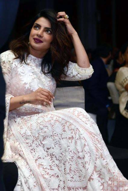 इसके साथ ही प्रियंका चोपड़ा एक और इवेंट में शामिल हुईं. ये एक बुक लॉन्चिंग इवेंट था. (तस्वीर: मानव मंगलानी)