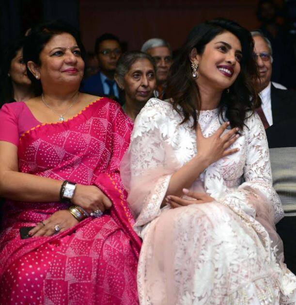 बुक लॉन्चिंग इवेंट में प्रियंका चोपड़ा के साथ उनकी मां मधु चोपड़ा भी नजर आईं. जहां प्रियंका ने सफेद रंग का सूट पहना हुआ था वहीं उनकी मां गुलाबी रंग की साड़ी में काफी अच्छी लग रही थीं. (तस्वीर: मानव मंगलानी)