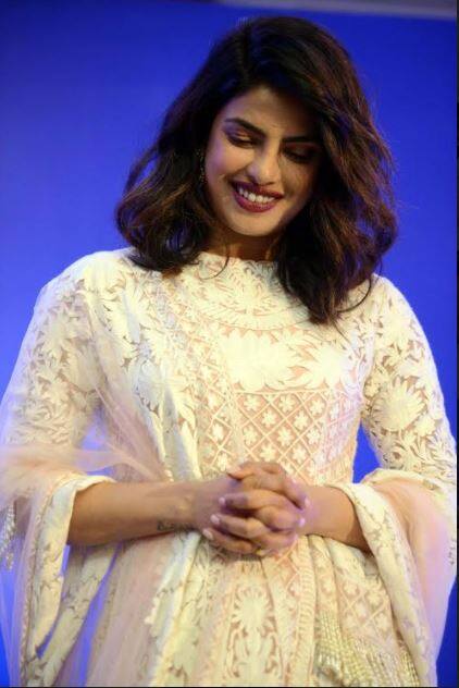 एक अंतर्राष्ट्रीय मैगज़ीन को दिये गये इंटरव्यू में प्रियंका ने बताया कि कैसे रंगभेद की वजह से उन्हें हॉलीवुड फ़िल्म में नहीं लिया गया. प्रियंका ने कहा कि पिछले साल जब वो एक फ़िल्म की शूटिंग के लिए बाहर गयी हुई थीं तब एक स्टूडियो से उनके मैनेजर की बात हुई. मैनेजर को बताया गया कि प्रियंका फ़िल्म के लिए फिट नहीं हैं और इसकी वजह उनकी फिजिकेलिटी बतायी गयी. (तस्वीर: मानव मंगलानी)