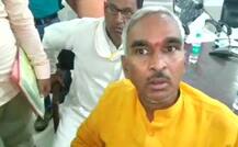 उन्नाव रेप केस: बीजेपी MLA अपने शर्मनाक सवाल पर अडिग, पूछा- तीन बच्चों की मां से कोई रेप कैसे करेगा