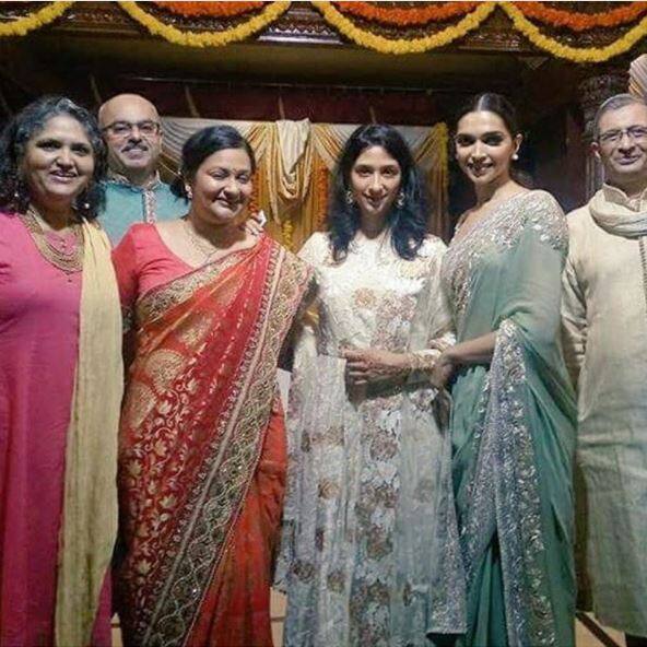  दीपिका अपने घर यानी कि बेंगलुरु में परिवारिक शादी समारोह हिस्सा लेने पहुंची. यहां वो अपनी छोटी बहन अनीषा और रिश्तेदारों के साथ वक्त बीताती नज़र आईं. Photo- Instagram 