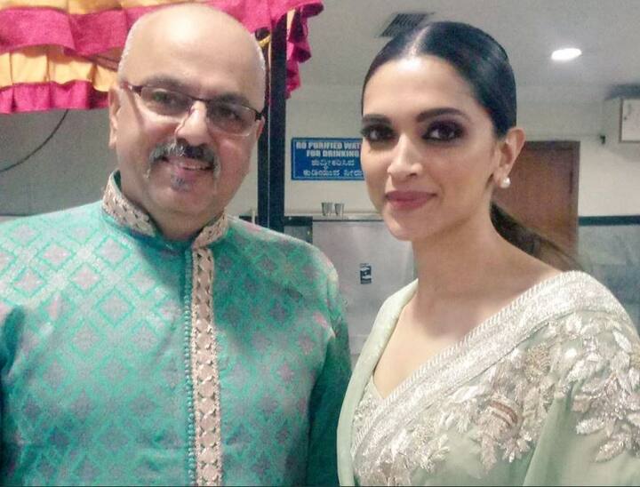 शादी समारोह में दीपिका स्काई ब्लू रंग की साड़ी में नजर आईं. वहीं उनकी बहन अनीषा सफेद रंग के सलवार सूट में दिखीं. Photo- Instagram