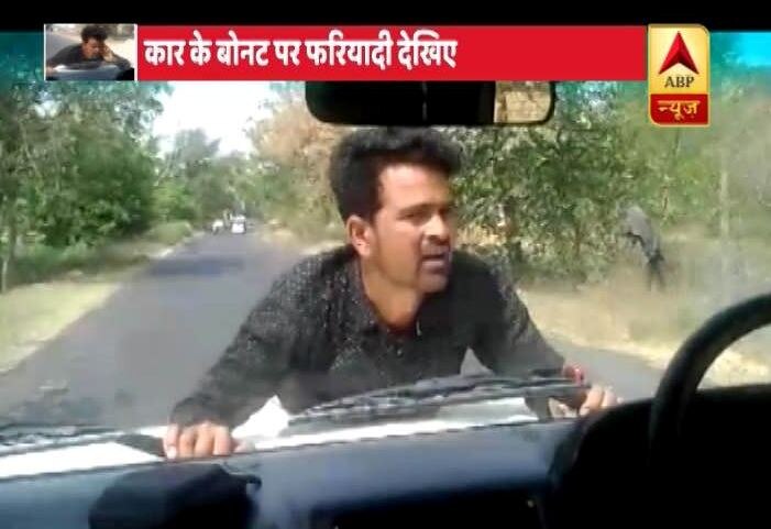 UP: Youth clings to bonnet of BDO's car for four kms in Bareilly यूपी: बरेली के BDO ने शौचालय का हिसाब मांगने पर फरियादी को 4 km तक कार के बोनट पर घुमाया