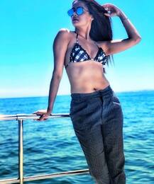 सुरवीन चावला ने समंदर के बीचों-बीच बोट पर करवाया फोटोशूट, देखें तस्वीरें