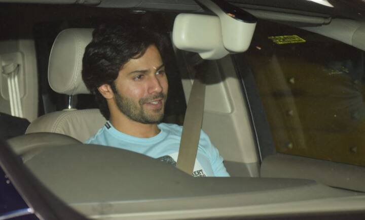 अपनी ही फिल्म की स्क्रीनिंग में अभिनेता वरुण धवन भी खास अंदाज में नजर आए.