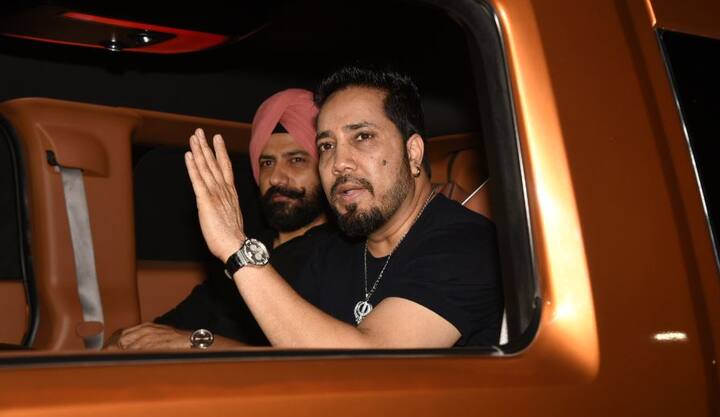 गायक मीका सिंह भी वरुण और बनिता संधू की इस फिल्म की स्क्रीनिंग में शामिल हुए.