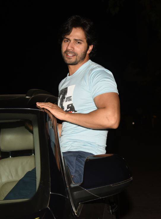 गाड़ी की खिडकी से बाहर निकलकर अपना उत्साह जाहिर करते वरुण धवन. (तस्वीर: मानव मंगलानी)