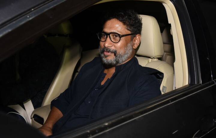'अक्टूबर' के डायरेक्टर शूजित सरकार फिल्म की स्पेशल स्क्रीनिंग में जाते हुए. (तस्वीर: मानव मंगलानी)