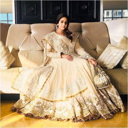 इतना ही नहीं मनीष ने बताया कि फोन कॉल पर बात के दौरान श्रीदेवी अपनी बेटी जाह्नवी कपूर कि फिल्म 'धड़क' को लेकर काफी उत्साहित थीं. 