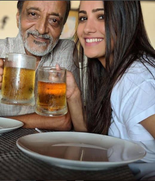 टीवी सीरियल 'नीगिन 3' की एक्ट्रेस अनीता हसनंदानी ने अपने ससुर के साथ बर्थडे सेलिब्रेट किया. उन्होंने ये तस्वीर शेयर करते हुए लिखा, 