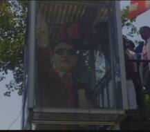 कांग्रेस कार्यकर्ताओं ने अंबेडकर प्रतिमा को दूध से नहलाया, कहा- बीजेपी सांसद के उपवास से दूषित हुई थी मूर्ति