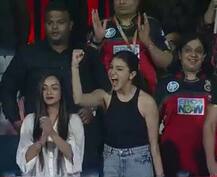 IPL: विराट को सपोर्ट करने पहुंचीं अनुष्का की तस्वीर वायरल, फैंस ने कहा- ये ढाई किलो का हाथ...