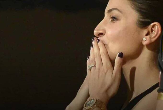 IPL: विराट को सपोर्ट करने पहुंचीं अनुष्का की तस्वीर वायरल, फैंस ने कहा- ये ढाई किलो का हाथ...