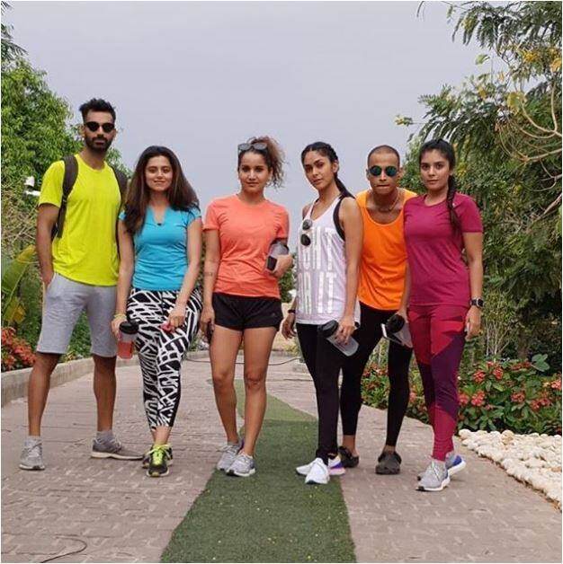 इन सितारों के साथ खतरों के खिलाड़ी 8 और झलक दिखला जा के रनर अप रहे शांतनू माहेश्वरी भी यहां मस्ती करते नजर आए. बता दें कि शांतनू ने इन खूबसूरत अभिनेत्रियों के साथ यहां एक फिटनेस सेशन का आयोजन किया है.