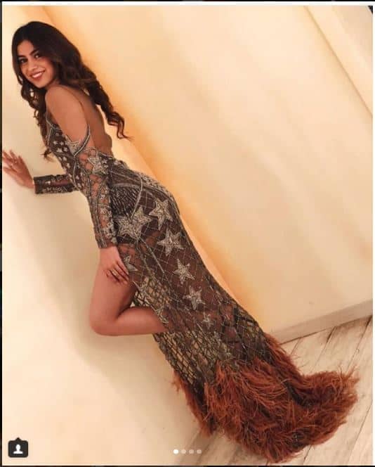 इन तस्वीरों में खुशी falguni and shane peacock की thigh-high slit गाउन में नज़र आ रही हैं. 
