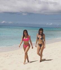 किम कर्दाशियां ने नाव चलाकर बीच पर लगाई आग, देखें तस्वीरें