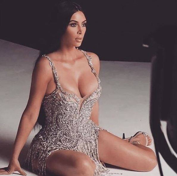  आपको बता दें कि किम कर्दाशियां को रियलिटी टीवी स्टार और सोशल मीडिया सनसनी के तौर पर जाना जाता है.