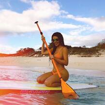 किम कर्दाशियां ने नाव चलाकर बीच पर लगाई आग, देखें तस्वीरें