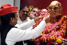 समाजवादी पार्टी के ऑफिस में लगी बाबा साहेब की मूर्ति, अखिलेश बोले- अब अंबेडकर जी भी यहीं रहेंगे