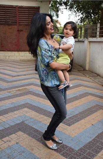 भांजे के साथ सुकून का समय बिताती मल्लिका. उनका भांजा भी उनके साथ काफी रिलैक्स नजर आ रहा है. (तस्वीर: मानव मंगलानी)