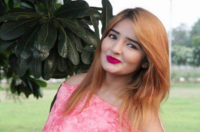 इससे पहले हरियाणा के पानीपत जिले के चमराड़ा गांव से पुग्थला जाने वाले रास्ते पर कार सवार अज्ञात बदमाशों ने हरियाणवी गायिका हर्षिता दहिया की गोली मारकर हत्या कर दी थी. इस मामले में हर्षिता की साथी निशा ने बताया था कि गायिका को काफी समय से फोन पर धमकियां मिल रही थीं. हर्षिता को 'सुहागरात' गाना से उन्हें प्रख्याती मिली.