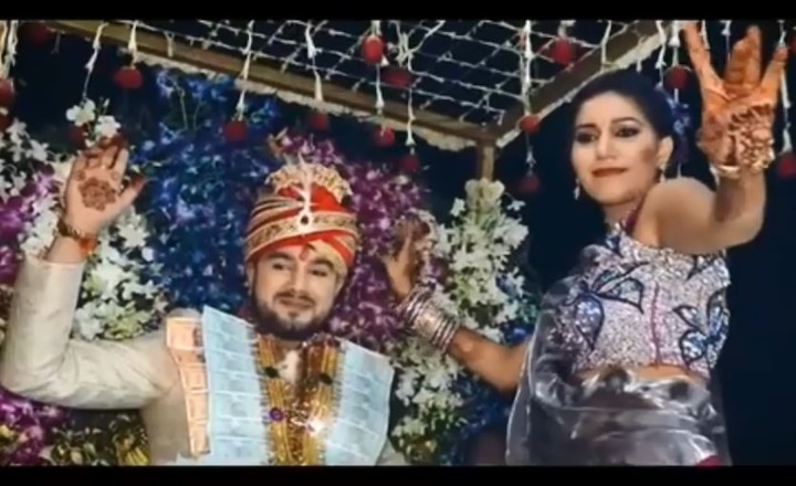 Sapna Chaudhary's dance in her brother's marriage goes viral VIDEO: अपने भाई की शादी में जमकर नाची सपना चौधरी, अर्शी और आकाश भी आए नजर