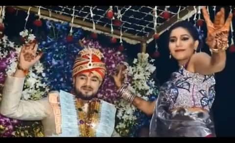 VIDEO: अपने भाई की शादी में जमकर नाची सपना चौधरी, अर्शी और आकाश भी आए नजर VIDEO: अपने भाई की शादी में जमकर नाची सपना चौधरी, अर्शी और आकाश भी आए नजर