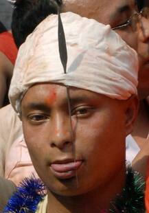 नेपाल: हज़ारों साल पुरानी है जीभ के आर-पार सूई करने की परंपरा, बुरी आत्माओं से छुटकारा मिलने की है मान्यता